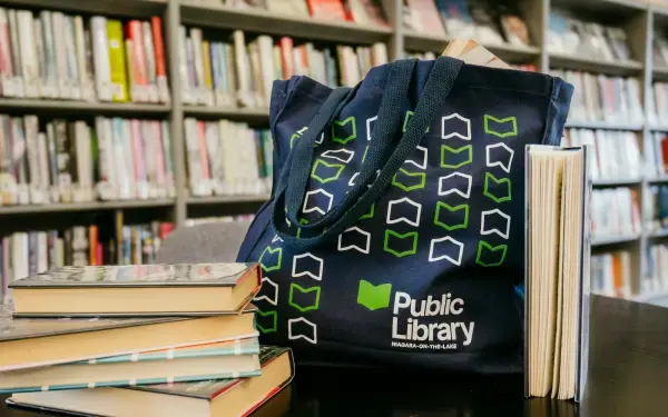 Tote bag with books.